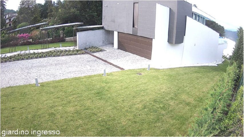 Il giardino visto da una telecamera installata, Arona