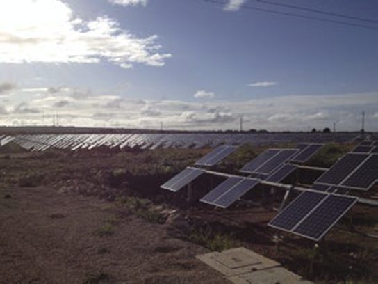 Vista da terra dell'impianto fotovoltaico
